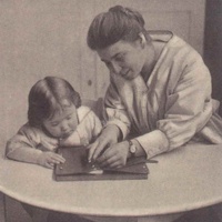 Presentazione Telai delle allacciature The teacher sitting beside the child, Elsa Ochs, is very slowly and carefully demonstrating the finger movements needed and encouraging the child to watch closely. Postcard published by the DMG (German Montessori Society) around 1927 with the inscription: "As soon as the child has learnt buttoning and lacing, he will also want to use his skills. He is proud of no longer needing help to dress himself." - T. Müller, R. Schneider, <em>Lehrmaterialien 1913-1935. Möbel und Architektur. Techning Meterials 1913-1935. Furniture and Architecture</em>, München, Prestel Verlag, 2002, p.78$$$407
