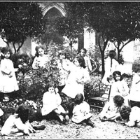L'hora de descans al jardi [Casa dei Bambini presso il Convento delle Suore Missionarie Francescane di Maria di via Giusti a Roma, anni Dieci] - <i>L’Obra de María Montessori a Catalunya</i>, in “La ilustració Catalana/Feminal”, n.581, 26 Juliol 1914, pp.2-6.$$$36