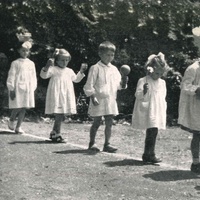 Esercizi di vita pratica: il <i>filo</i> (Scuola Montessori, Bergamo) [fine anni Quaranta] - M. Montessori, <i>La scoperta del bambino</i>, Milano, Garzanti, 1950.$$$129