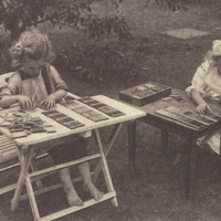 Le spolette dei colori Children in a Berlin Children's House have taken the colour tablets out of their box and mixed them up. The little girl on the left is putting the colours in matching pairs; the little girl on the right is arranging the tablets colour by colour in order of intensity. Postcard published by the DMG (Ger-man Montessori Society), around 1927. Photograph: Clara Grunwald - T. Müller, R. Schneider, <em>Lehrmaterialien 1913-1935. Möbel und Architektur. Techning Meterials 1913-1935. Furniture and Architecture</em>, München, Prestel Verlag, 2002, p.92$$$452