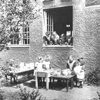 Lavoratori e osservatori dopo, il pranzo. Interesse intenso nel lavare i piatti - e sincera ammirazione nel vederli lavare [Casa dei Bambini a Berlino, anni Venti] - M. Montessori, <i>Il metodo della pedagogia scientifica applicato all’educazione infantile nelle Case dei Bambini</i>, Roma, Maglione &amp; Strini, 1926.$$$11
