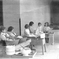 Casa dei bambini in Via Giusti [anni Dieci] - G. Alatri, <i>Le prime Case dei bambini a Roma tra il 1907 e il 1914 da San Lorenzo al Pincio, passando per via Giusti (Prima Parte)</i>, in "Vita dell'infanzia", a.LVI, n.11-12, nov.-dic. 2007, pp.4-15.$$$196