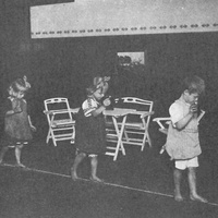 Bambini che camminano sul filo tenendo in mano un bicchiere pieno di liquido - senza farlo versare. La loro attenzione è distribuita perciò alle mani e ai piedi. L'eleganza del portamento è una conseguenza naturale di tali esercizi [anni Venti] - M. Montessori, <i>Il metodo della pedagogia scientifica applicato all’educazione infantile nelle Case dei Bambini</i>, Roma, Maglione &amp; Strini, 1926.$$$123