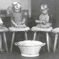 Peeling potatoes in a Berlin Children's House, photograph taken in 1920. A slatted stool is being used as a worktable - T. Müller, R. Schneider, <em>Lehrmaterialien 1913-1935. Möbel und Architektur. Techning Meterials 1913-1935. Furniture and Architecture</em>, München, Prestel Verlag, 2002, p.82$$$426