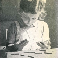 Esercizio per l'educazione del senso barico. L'espressione del viso mostra l'intensa attività interiore (Scuola Montessori, Inghilterra) [fine anni Quaranta] - M. Montessori, <i>La scoperta del bambino</i>, Milano, Garzanti, 1950.$$$133
