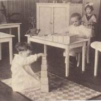 Scuola Montessori, Berlino The "prepared environment", Berlin Children's House. Postcard published by the DMG (German Montessori Society), around 1927 - T. Müller, R. Schneider, <em>Lehrmaterialien 1913-1935. Möbel und Architektur. Techning Meterials 1913-1935. Furniture and Architecture</em>, München, Prestel Verlag, 2002, p.22.$$$368
