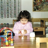 [Focus on screwing and unscrewing the lid of a jar, Montessori Micronido run by the ONM in agreement with the Municipality of Rome, Via Nomentana 56, first decade of the 2000s] – ONM Archive.$$$517