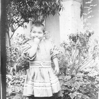 Bambini siciliani ospitati in Via Giusti dopo il terremoto di Messina [anni Dieci] - G. Alatri, <i>Le prime Case dei bambini a Roma tra il 1907 e il 1914 da San Lorenzo al Pincio, passando per via Giusti (Prima Parte)</i>, in "Vita dell'infanzia", a.LVI, n.11-12, nov.-dic. 2007, pp.4-15.$$$190