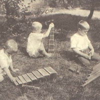 Berlin children working with the "Broad Stair," the "Tower" and the "Long Stair". Postcard published by the DMG (German Montessori Society), around 1927 [Photograph: Clara Grunwald.] The "Broad Stair" consists of ten wooden prisms, decreasing in thickness by regular increments. The "Tower" consists of ten solid wooden cubes painted pink. The largest cube is 10 cm long, the smallest 1 cm. The longest of the ten red rods is one metre in length; each of the others decreases by ten centimetres - T. Müller, R. Schneider, <em>Lehrmaterialien 1913-1935. Möbel und Architektur. Techning Meterials 1913-1935. Furniture and Architecture</em>, München, Prestel Verlag, 2002, p.91$$$449