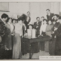 Università di Roma, 1906 Una lezione di antropologia all’Università di Roma al “Corso di perfezionamento per i licenziati delle scuole normali”, detto anche “Scuola pedagogica”, istituito presso la Facoltà di Lettere all'Università di Roma, 1906 (<i>La nuova Scuola pedagogica a Roma</i>, in “L’Illustrazione Italiana”, 21 luglio 1907, p. 55, Biblioteca ONM).$$$48