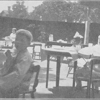 "Casa dei Bambini" di S. Francisco di California. - Maestre Sig.ne Weill [primi anni Dieci] - M. Montessori, <i>Il metodo della pedagogia scientifica applicato all’educazione infantile nelle Case dei Bambini</i>, Roma, Ermanno Loescher &amp; C., 1913.$$$89