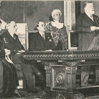 XV Corso Internazionale Cerimonia inaugurale del Corso Internazionale del 1930 in Campidoglio, discorso del sen. Gentile. (Da sinistra a destra: Maria Montessori, l’on. Balbino Giuliano, Governatore P.pe Boncompagni Ludovisi e, in piedi, il sen. Gentile), 1930 - Il XVI corso internazionale Montessori in Roma dal gennaio al giugno 1931, in "Montessori", a.I, n.1, 15 gennaio 1931, p.26.$$$344