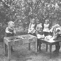 Ammirazione e tenerezza per la piccolina di due anni che asciuga i piatti. L'opera più pregiata è quella che manifesta le possibilità massime di ciascuno [anni Venti] - M. Montessori, <i>Il metodo della pedagogia scientifica applicato all’educazione infantile nelle Case dei Bambini</i>, Roma, Maglione &amp; Strini, 1926.$$$106