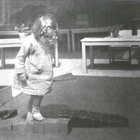Materiali sensoriali di sviluppo The little girl from the Children's House in Altona has placed the Tower on the floor and is feeling it with her feet. Maybe she will also climb onto the Broad Stair, which is also within her reach. Photo taken around 1928 - T. Müller, R. Schneider, <em>Lehrmaterialien 1913-1935. Möbel und Architektur. Techning Meterials 1913-1935. Furniture and Architecture</em>, München, Prestel Verlag, 2002, p.91$$$450