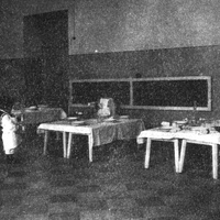 Cooperazione nell'apparecchiare per il pranzo. (Classe Montessori nella scuola elementare comunale di via Trionfale, in Roma) [anni Venti] - M. Montessori, <em>Il metodo della pedagogia scientifica applicato all’educazione infantile nelle Case dei Bambini</em>, Roma, Maglione &amp; Strini, 1926.$$$104