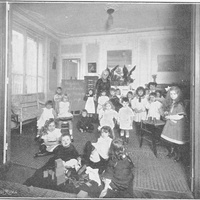 Esercizi sensoriali in fondo M.me Waddington. "Casa dei Bambini" di Parigi, tenuta dalla Sig.ra Pujol-Ségalas [primi anni Dieci] - M. Montessori, <i>Il metodo della pedagogia scientifica applicato all’educazione infantile nelle Case dei Bambini</i>, Roma, Ermanno Loescher &amp; C., 1913.$$$84