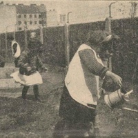 Lavori nel giardino [anni Venti] - L. Roubiczek, <em>Generalità sugli esercizi di vita pratica</em>, in "L'Idea Montessori", a.II, n.3, novembre 1928, p16.$$$304
