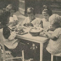 Pulire e tagliare le verdure [anni Venti] - L. Roubiczek, <em>Generalità sugli esercizi di vita pratica</em>, in "L'Idea Montessori", a.II, n.3, novembre 1928, p.12.$$$289