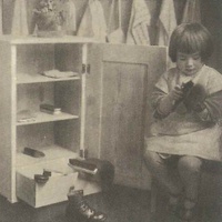 Pulizia delle scarpe Child cleaning her shoes in a Berlin Children's House. Postcard published by the DMG (German Montessori Society), around 1927 with the inscription: "I don't want to be waited on any more, because I am not helpless." - T. Müller, R. Schneider, <em>Lehrmaterialien 1913-1935. Möbel und Architektur. Techning Meterials 1913-1935. Furniture and Architecture</em>, München, Prestel Verlag, 2002, p.79$$$410