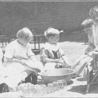 "Casa dei Bambini" di S. Francisco di California. - Maestre Sig.ne Weill [primi anni Dieci] - M. Montessori, <em>Il metodo della pedagogia scientifica applicato all’educazione infantile nelle Case dei Bambini</em>, Roma, Ermanno Loescher &amp; C., 1913.$$$87