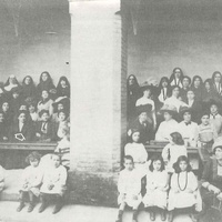 Corso Montessori, Roma, 1911 Corso di formazione presso le Suore Missionarie Francescane di Maria di via Giusti a Roma. La freccia a destra indica Montessori, quella a sinistra Alice Franchetti, 1911 (S. Bucci, <i>Educazione dell’infanzia e pedagogia scientifica da Froebel a Montessori</i>, Roma, Bulzoni Editore, 1990, p. 144, Biblioteca ONM).$$$22