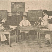 Lezione di "Prima elementare Montessori" municipale, a via Banchi Nuovi 13 (Numerazione sulla catena del mille, equivalenza delle figura, misurazione degli angoli sul goniometro, lavoro con un telaio dei rapporti decimali) [Napoli, primi anni Venti] - M. Montessori, <i>Manuale di Pedagogia Scientifica</i>, Napoli, Alberto Morano Editore, 1921.$$$70