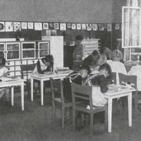 Montessori school class in Berlin-Wilmersdorf, after 1926 - T. Müller, R. Schneider, <em>Lehrmaterialien 1913-1935. Möbel und Architektur. Techning Meterials 1913-1935. Furniture and Architecture</em>, München, Prestel Verlag, 2002, p.34.$$$374