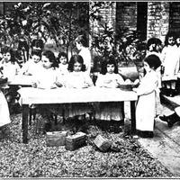 Un dinar al aire lliure [Casa dei Bambini presso il Convento delle Suore Missionarie Francescane di Maria di via Giusti a Roma, anni Dieci] - <em>L’Obra de María Montessori a Catalunya</em>, in “La ilustració Catalana/Feminal”, n.581, 26 Juliol 1914, pp.2-6.$$$37