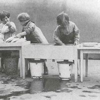 Lavare e asciugare i piatti Housework in a Berlin Children's House. The DMG (German Montessori Society) commissioned the furniture (cf. design sketches on p. 61). Photograph taken in 1927 - T. Müller, R. Schneider, <em>Lehrmaterialien 1913-1935. Möbel und Architektur. Techning Meterials 1913-1935. Furniture and Architecture</em>, München, Prestel Verlag, 2002, p.83$$$430