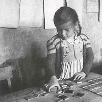 Le spolette dei colori Eight year old girl working with the colour tablets, Montessori class, Berlin-Tegel, 1947. The normal age at which children choose this activity is four or five. The war was on when this girl was that age; she and other children who suffered the same fate worked for weeks with the colours - T. Müller, R. Schneider, <em>Lehrmaterialien 1913-1935. Möbel und Architektur. Techning Meterials 1913-1935. Furniture and Architecture</em>, München, Prestel Verlag, 2002, p.92$$$453