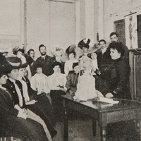 Università di Roma, 1906 Una lezione di antropologia all’Università di Roma al “Corso di perfezionamento per i licenziati delle scuole normali”, detto anche “Scuola pedagogica”, istituito presso la Facoltà di Lettere all'Università di Roma, 1906 (<i>La nuova Scuola pedagogica a Roma</i>, in “L’Illustrazione Italiana”, 21 luglio 1907, p. 55, Biblioteca ONM).$$$20
