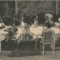 Apparecchiare la tavola [anni Venti] - L. Roubiczek, <em>Generalità sugli esercizi di vita pratica</em>, in "L'Idea Montessori", a.II, n.3, novembre 1928, p.13.$$$294