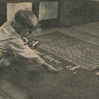 Esercizi col materiale nella "Casa dei Bambini" all'Umanitaria diretta dalla signora Lola Condulmari [anni Venti] - "L'Idea Montessori", a.I, n.3-4, 31 agosto-30 settembre 1927, p.23.$$$229