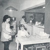 Preparazione del rinfresco all’inaugurazione della “Casa dei Bambini” al Tuscolano [5 January 1957, Rome] – <em>Il cinquantenario della creazione della prima “Casa dei Bambini”</em>, in “Vita dell’infanzia”, a.VI, n.1, 31 gennaio 1957, p. 3.$$$537