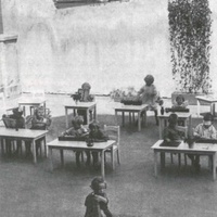 Lezioni all'aperto If there was no garden, lessons in the open air took place on the roof terrace. State Children's House in Berlin-Lichtenberg. Photograph: pre-1927 - T. Müller, R. Schneider, <em>Lehrmaterialien 1913-1935. Möbel und Architektur. Techning Meterials 1913-1935. Furniture and Architecture</em>, München, Prestel Verlag, 2002, p.30.$$$371