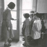 Scuola Montessori, Vienna An exercise in opening doors. Children's House on Rudolfsplatz, Vienna. Photograph taken around 1934. The teacher is demonstrating how to do it using her door handle at normal height. The children have their own handle lower down the right-hand door to enable them to practise - T. Müller, R. Schneider, <em>Lehrmaterialien 1913-1935. Möbel und Architektur. Techning Meterials 1913-1935. Furniture and Architecture</em>, München, Prestel Verlag, 2002, p.81$$$425