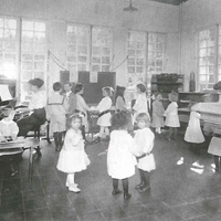 Dancing to piano music in an American Children's House. Photo: McClure, New York, 1912 - T. Müller, R. Schneider, <em>Lehrmaterialien 1913-1935. Möbel und Architektur. Techning Meterials 1913-1935. Furniture and Architecture</em>, München, Prestel Verlag, 2002, p.86$$$440