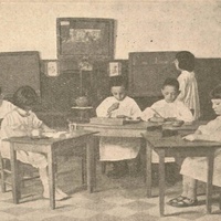 Lezione di "Prima elementare Montessori" municipale a via Banchi Nuovi 13 (Tocco delle lettere, pittura, disposizione delle note sul pentegramma, addizioni con le perline, lavoro con uno scatoliere di grammatica) [Napoli, primi anni Venti] - M. Montessori, <i>Manuale di Pedagogia Scientifica</i>, Napoli, Alberto Morano Editore, 1921.$$$69
