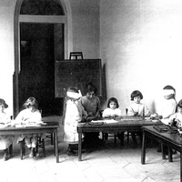 Casa dei bambini in Via Giusti a Roma [anni Dieci] - G. Alatri, <i>Le prime Case dei bambini a Roma tra il 1907 e il 1914 da San Lorenzo al Pincio, passando per via Giusti (Prima Parte)</i>, in "Vita dell'infanzia", a.LVI, n.11-12, nov.-dic. 2007, pp.4-15.$$$182
