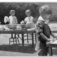 Esercizi di vita pratica [Casa dei Bambini a San Francisco, primi anni Dieci] - M. Montessori, <em>Il metodo della pedagogia scientifica applicato all’educazione infantile nelle Case dei Bambini</em>, Roma, Ermanno Loescher &amp; C., 1913.$$$8