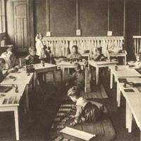 Scuola Montessori, Berlino Postcard published by the DMG (German Montessori Society), around 1927. Children's Houses in Berlin were mostly set up in existing establishments, often school huts. There wan no money available for new buildings - T. Müller, R. Schneider, <em>Lehrmaterialien 1913-1935. Möbel und Architektur. Techning Meterials 1913-1935. Furniture and Architecture</em>, München, Prestel Verlag, 2002, p.31.$$$372