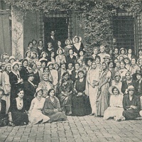 Adunata di allieve attorno alla grande maestra [XVI Corso Internazionale Montessori, 1931] - "Montessori", a.I, n.1, n.5-6, maggio-giugno, 1931, p.71.$$$361