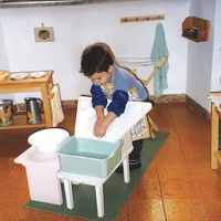 [Practical life activity: hands focused on work, Montessori Micronido run by the ONM in agreement with the Municipality of Rome, Via Nomentana 56, first decade of the 2000s] – ONM Archive.$$$513