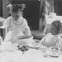 Esercizi di vita pratica (Scuola Montessori, Bergamo) [fine anni Quaranta] - M. Montessori, <em>La scoperta del bambino</em>, Milano, Garzanti, 1950.$$$17