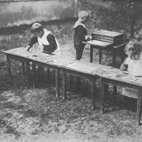 Intenso ed assorbente lavoro che isola dalla natura e dai vicini compagni. (Collocamento delle piastrelle geometriche, sui cartoni corrispondenti). [anni Venti] - M. Montessori, <i>Il metodo della pedagogia scientifica applicato all’educazione infantile nelle Case dei Bambini</i>, Roma, Maglione &amp; Strini, 1926.$$$165