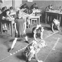 Scuola Montessori, Berlino Eight-year-old girls are counting out the thousand-bead chain. One of them in turn takes a step from one hundred mark to the next: "A hundred is always than lenght", Berlin-Tegel, 1949 - T. Müller, R. Schneider,<em> Lehrmaterialien 1913-1935. Möbel und Architektur. Teaching Materials 1913-1935. Furniture and Architecture</em>, München, Prestel Verlag, 2002, p.110.$$$362